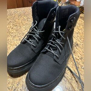 Dr Martens Air Wair size 9 like new. Worn only once.